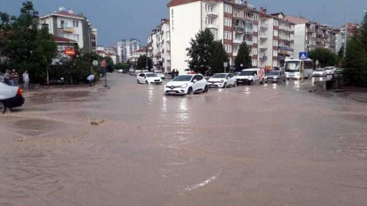 Edirne'de dolu ve sağanak; yollar suyla kaplandı