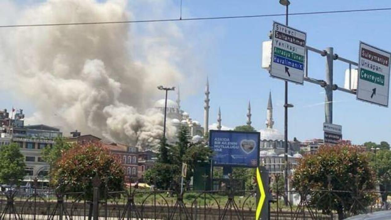Eminönü'nde korkutan yangın! Dumanlar sardı