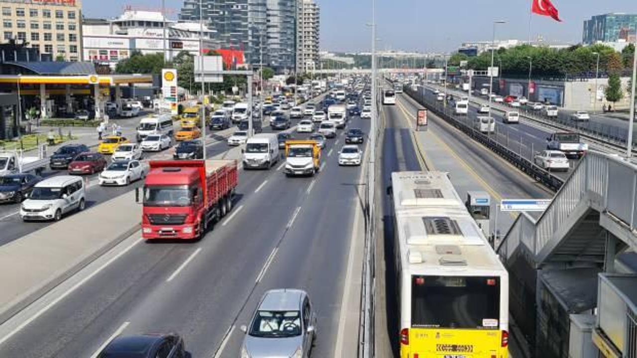 Normalleşmenin ilk gününde İstanbul'da trafik yoğunluğu