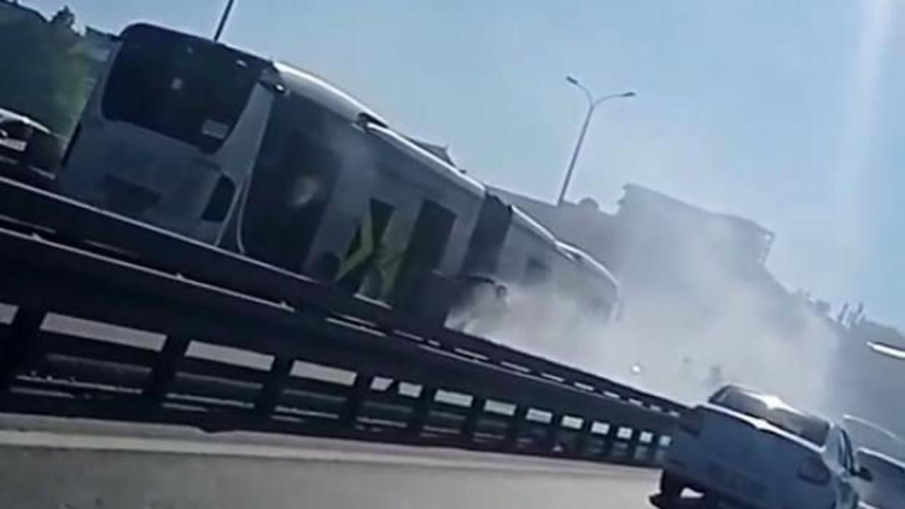 İstanbul'da metrobüste yangın paniği!