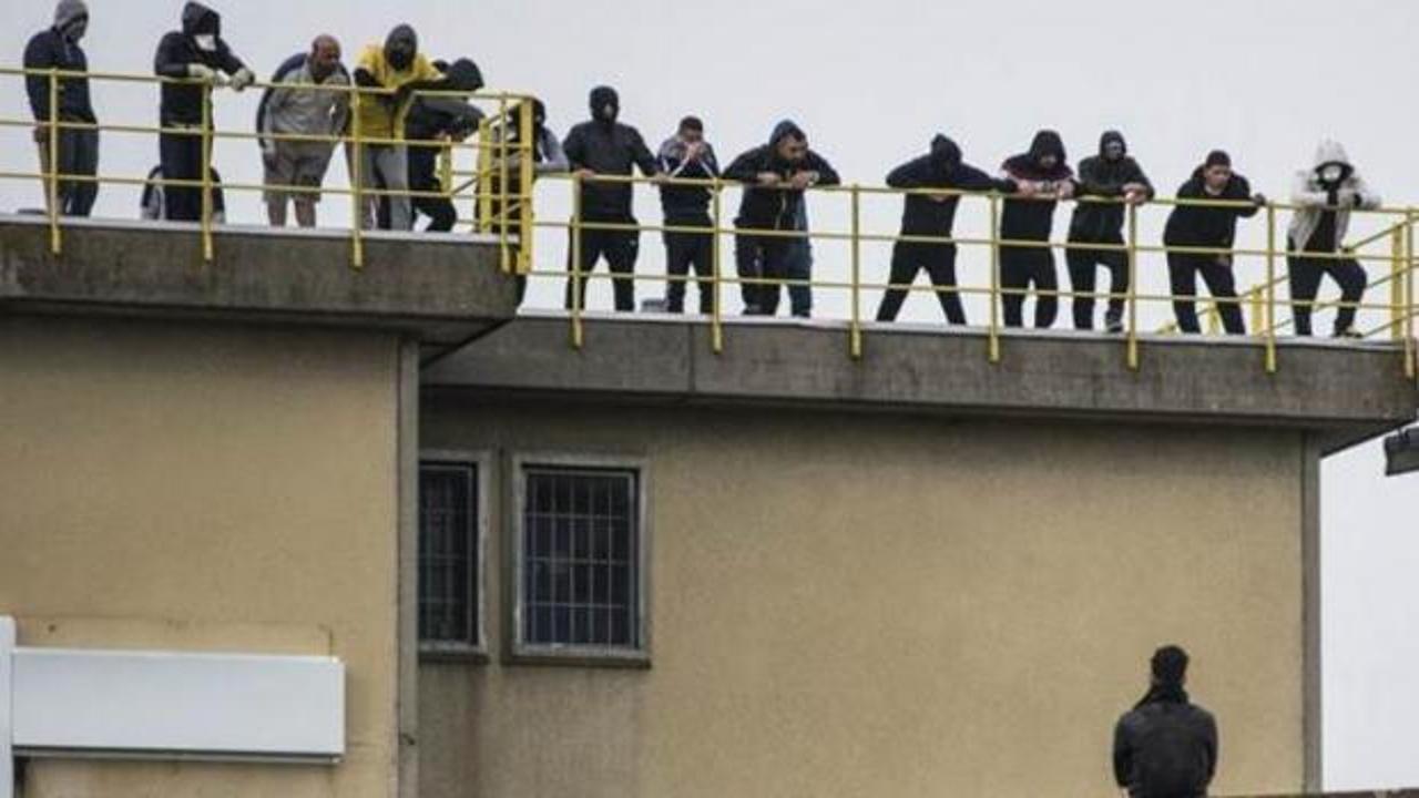 İtalya'da 52 gardiyan mahkuma şiddetten açığa alındı