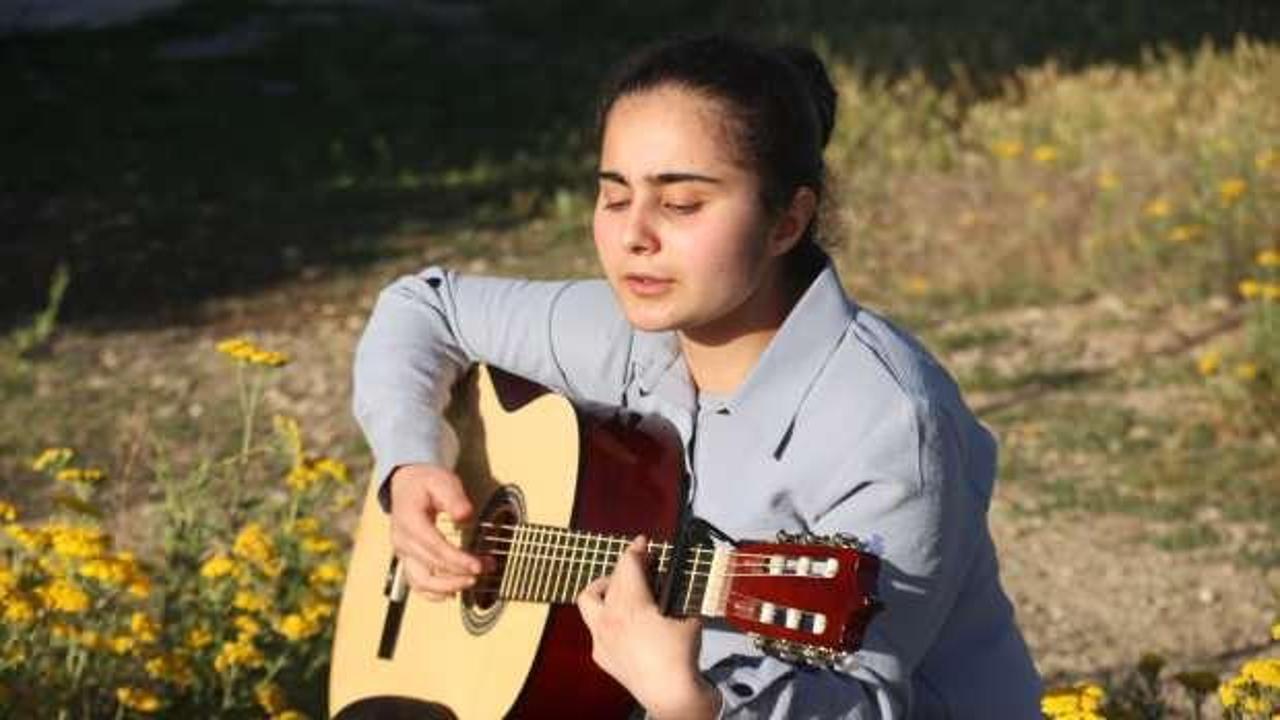 Karanlık dünyasını müzikle aydınlatıyor! Görme engelli Selma’nın hayatı müzikle değişti