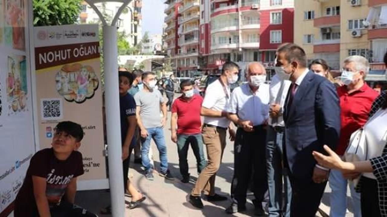 Otob&uuml;s duraklarında masal dinliyorlar