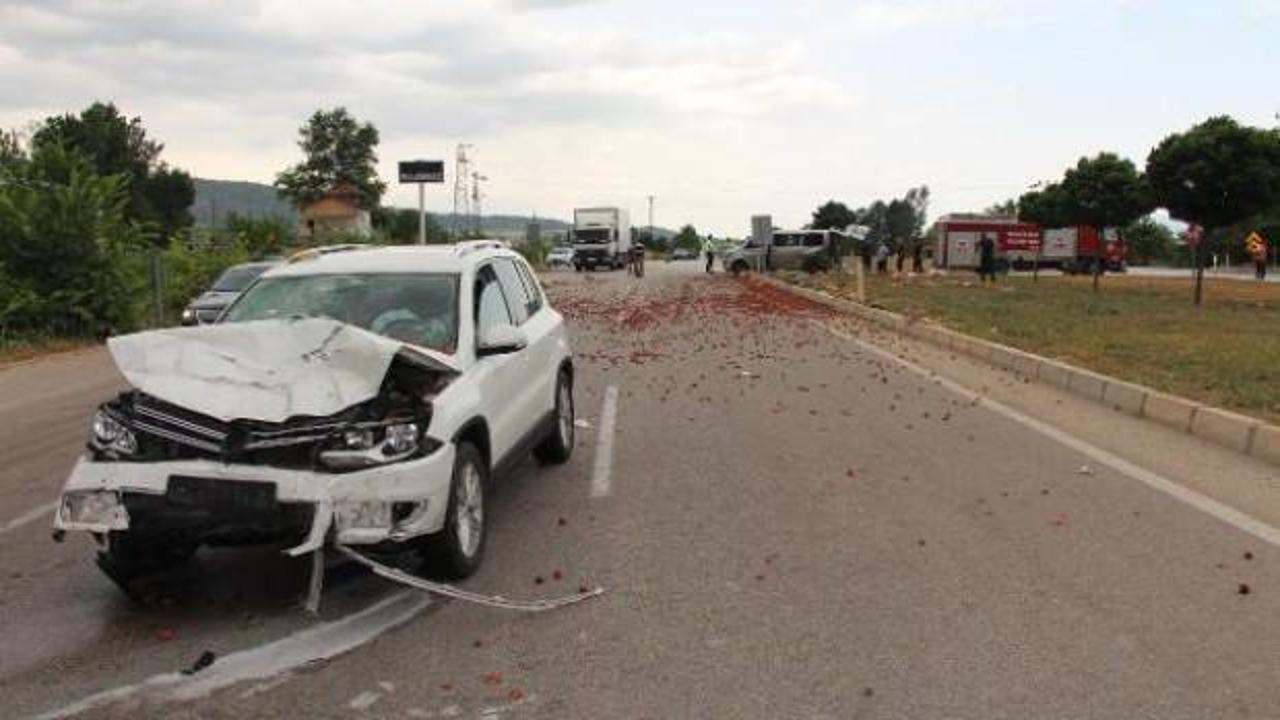Tokat'ta otomobil, çilek yüklü minibüse çarptı: 5 yaralı