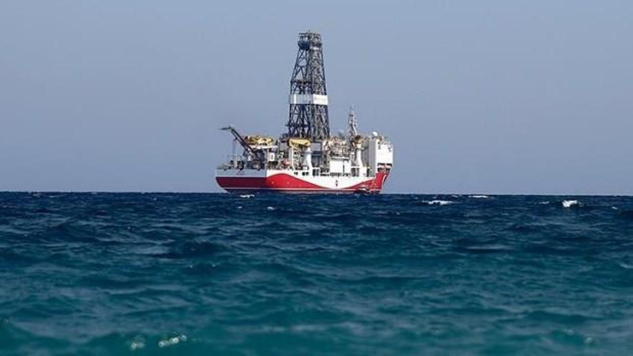 "Yavuz" sondaj gemisi Çanakkale Boğazı'ndan geçti