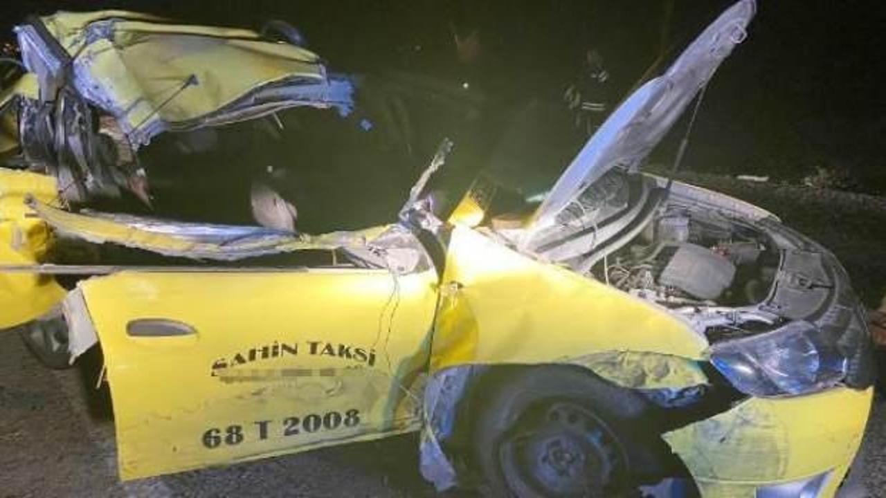 Aksaray'da taksi, traktör römorkuna çarptı: 1 ölü, 2 yaralı