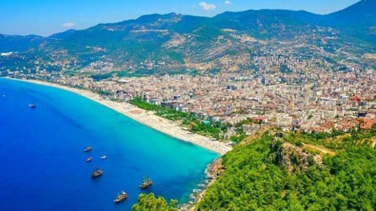 Antalya'ya turist yağdı: Ruslar zirveyi bırakmadı