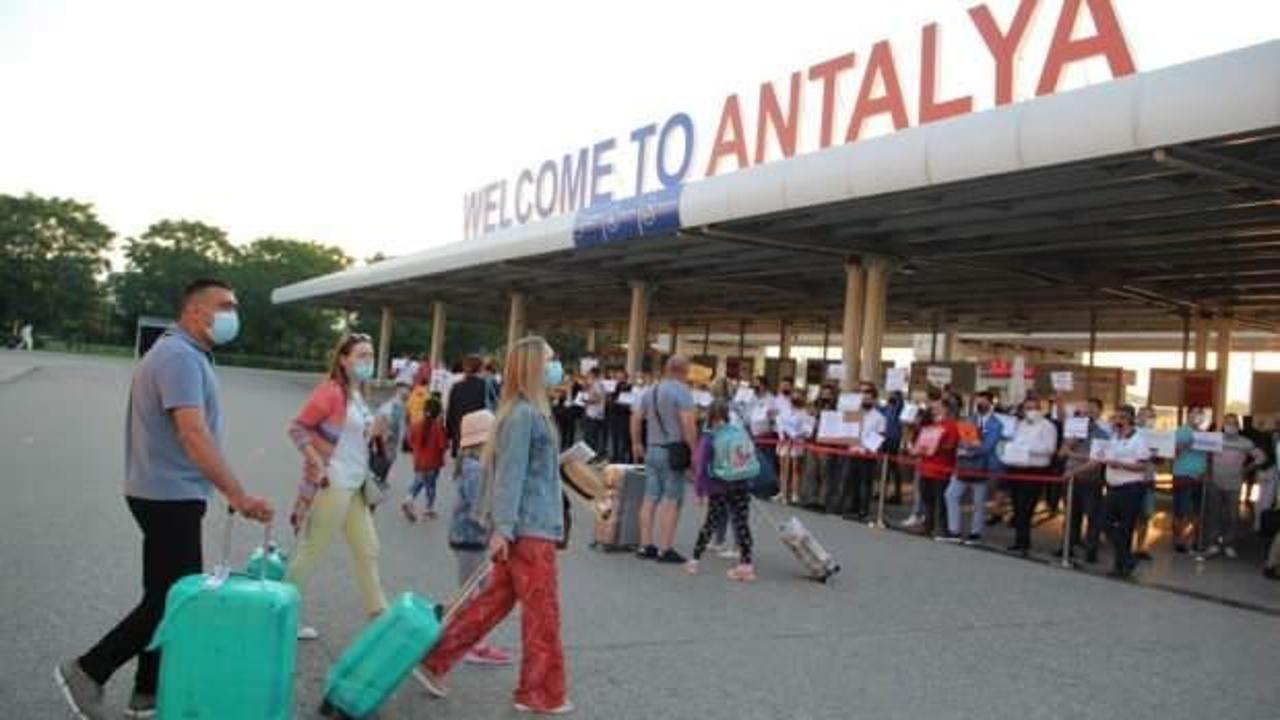 Antalya'ya hafta sonu 683 uçakla 128 bin turist geldi