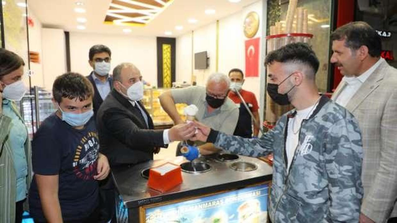 Bakan Varank Sivas'ta vatandaşlara dondurma ikramında bulundu