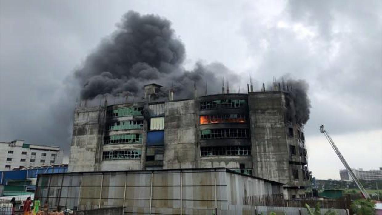 Bangladeş'te fabrika yangını: En az 52 kişi öldü