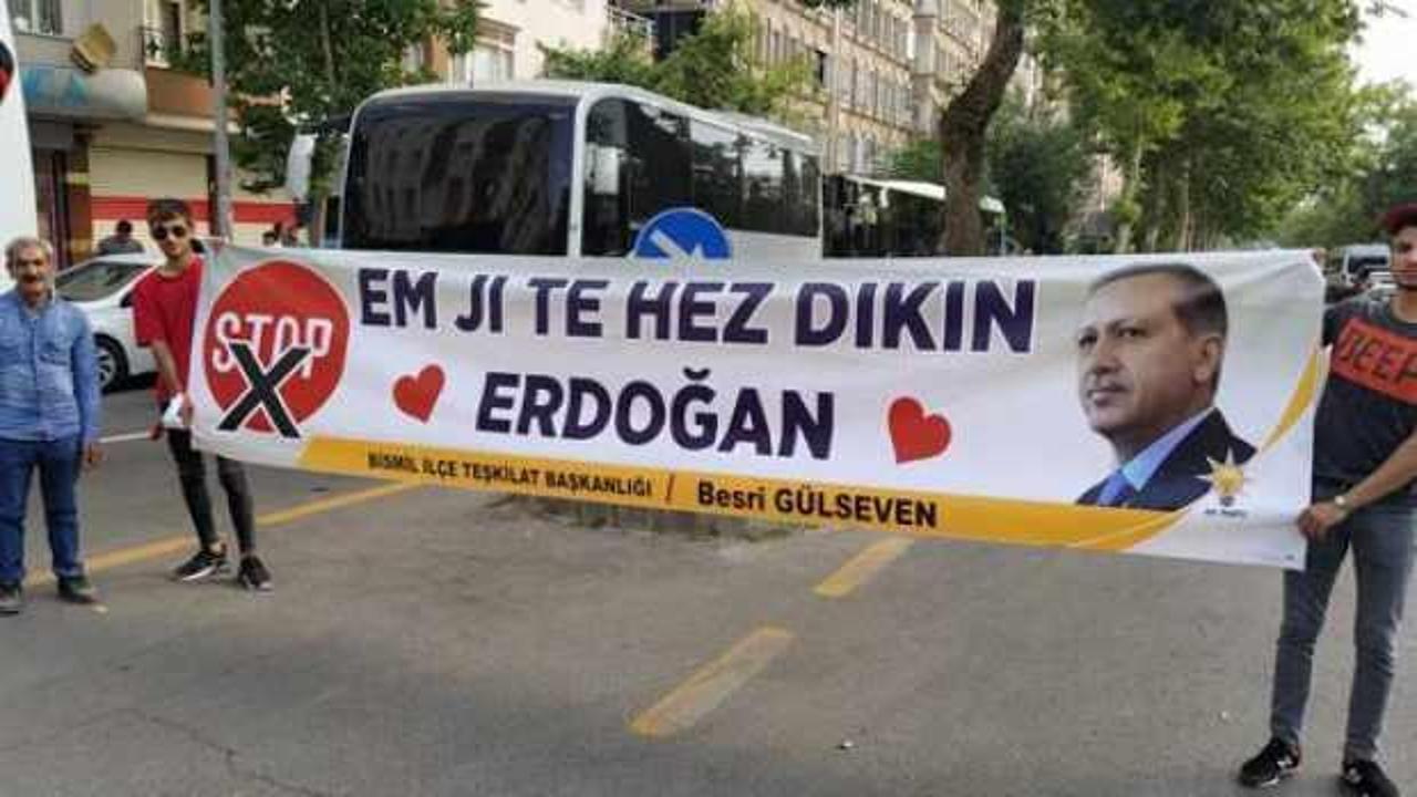 Cumhurbaşkanı Erdoğan'a açılan 'Kürtçe' pankart dikkat çekti