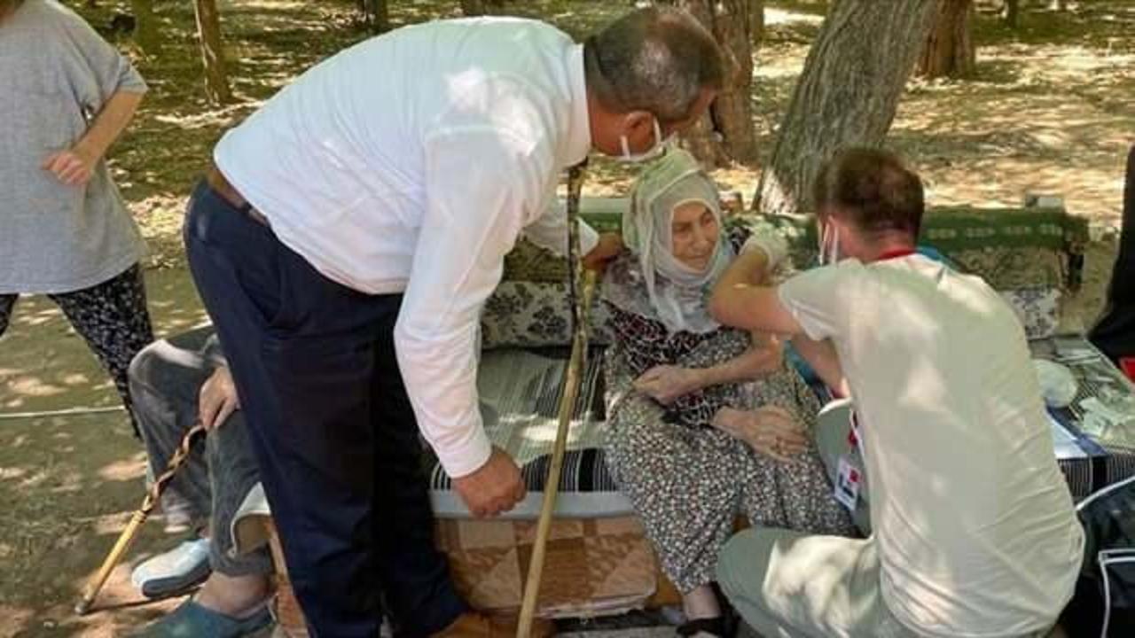 Elazığ'da 101 yaşındaki Nezaket nineye talebi üzerine ikinci doz Kovid-19 aşısı yapıldı