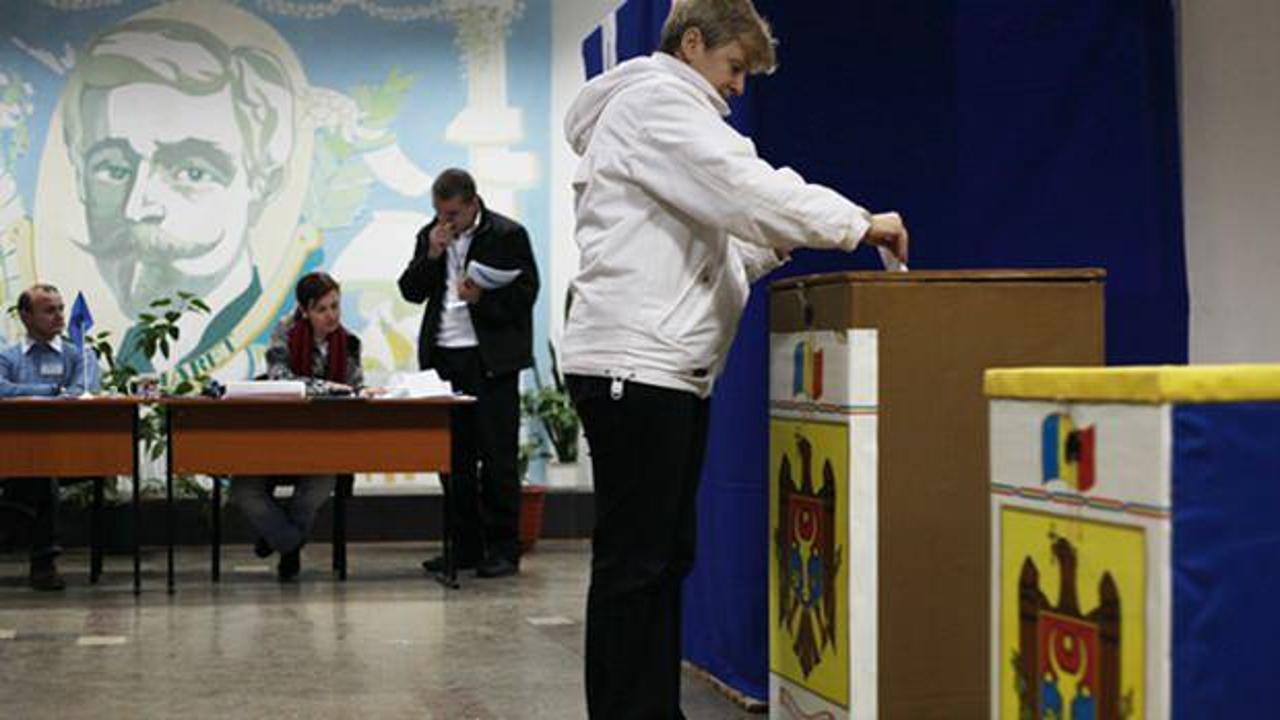 Moldova'da halk erken parlamento seçimi için sandık başında
