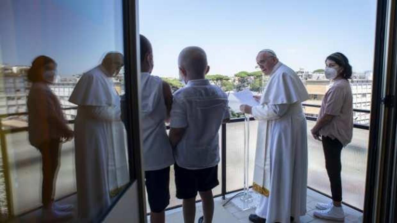 Papa Franciscus pazar duasını hastane balkonundan yaptı