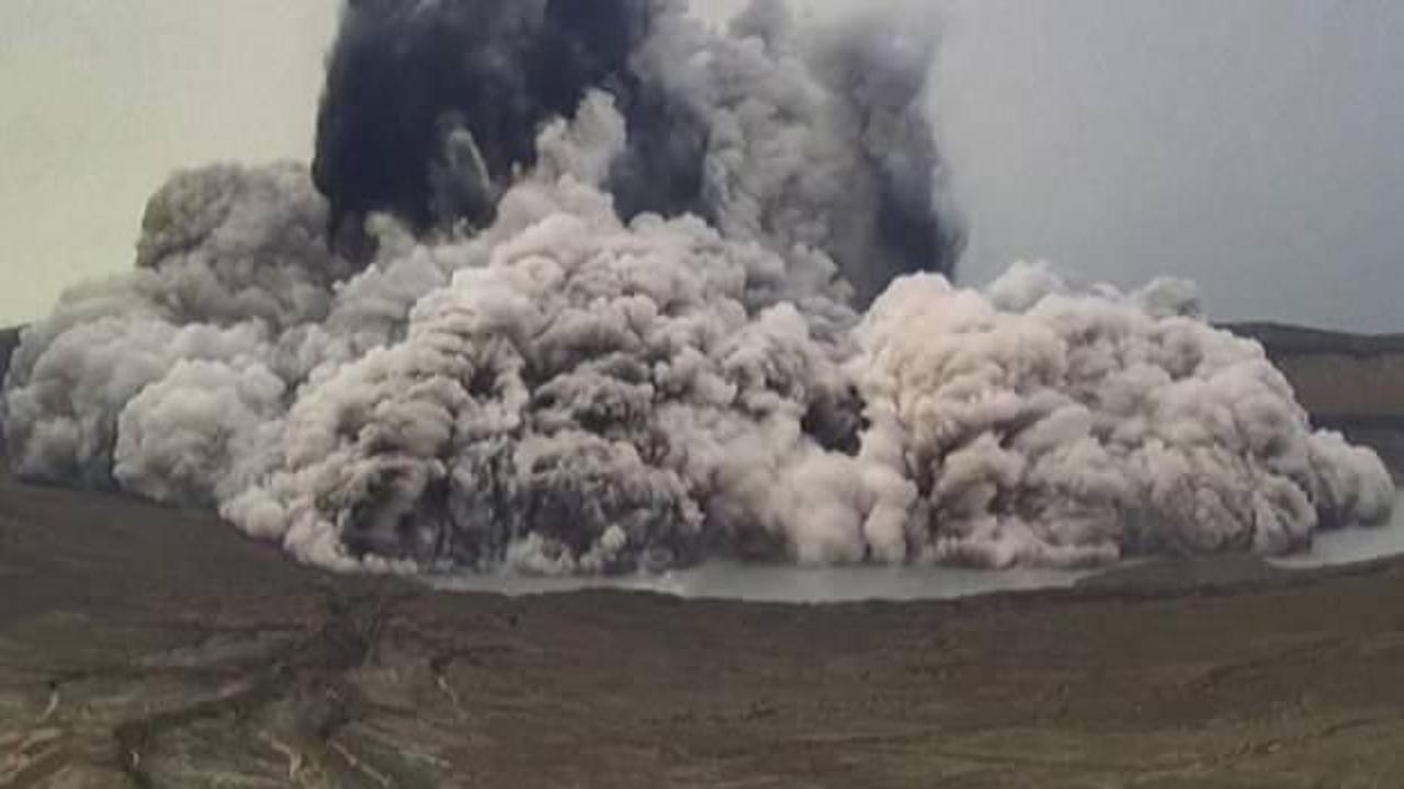 Taal Yanardağı'ndaki patlama anı kamerada