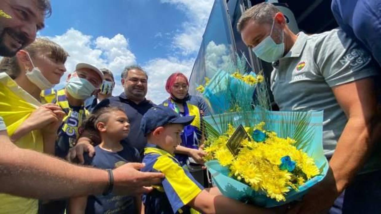 Vitor Pereira &ccedil;i&ccedil;eklerle karşılandı