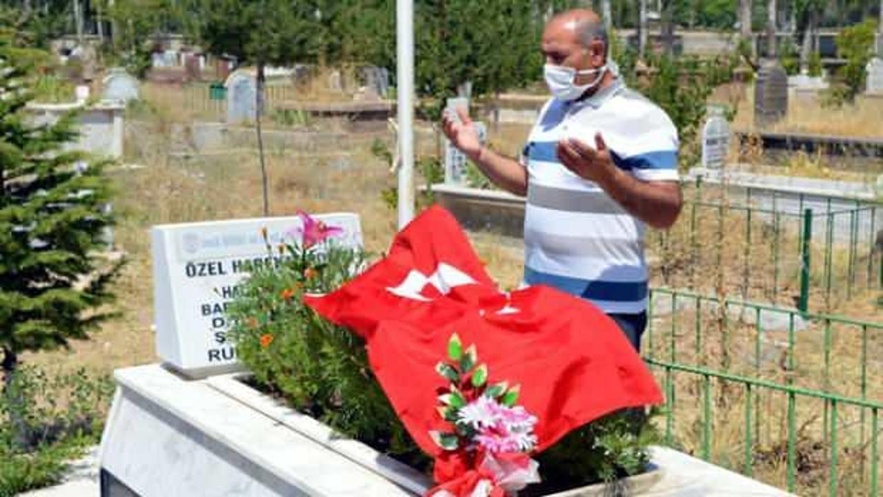 15 Temmuz şehidi kardeşinin mezarını ziyaret edip, Türk bayrağı astı
