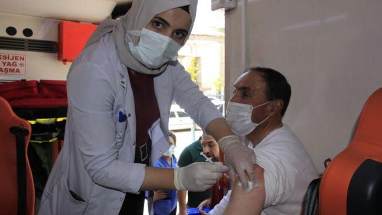 Hakkari'de aşiret düğününde ilginç uygulama! Önce aşı sonra halay