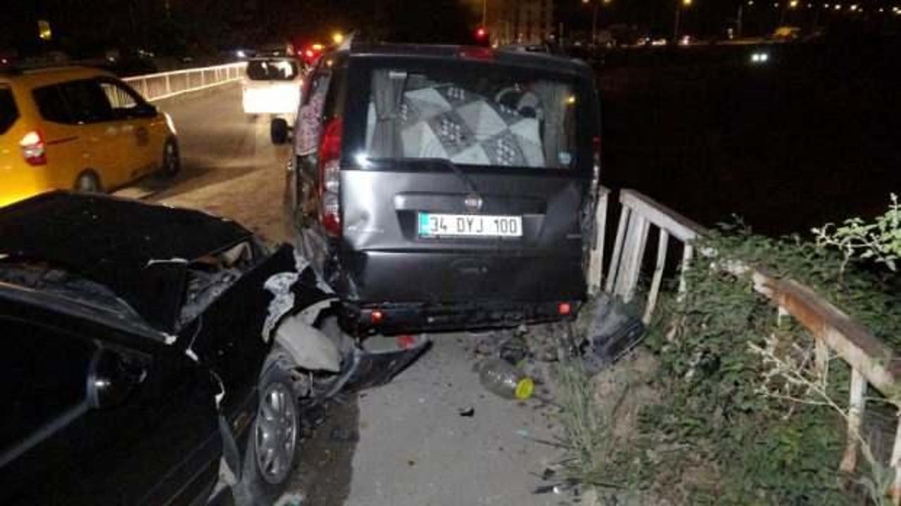 Kaza yapan aracın düşmesini köprüdeki bariyer önledi