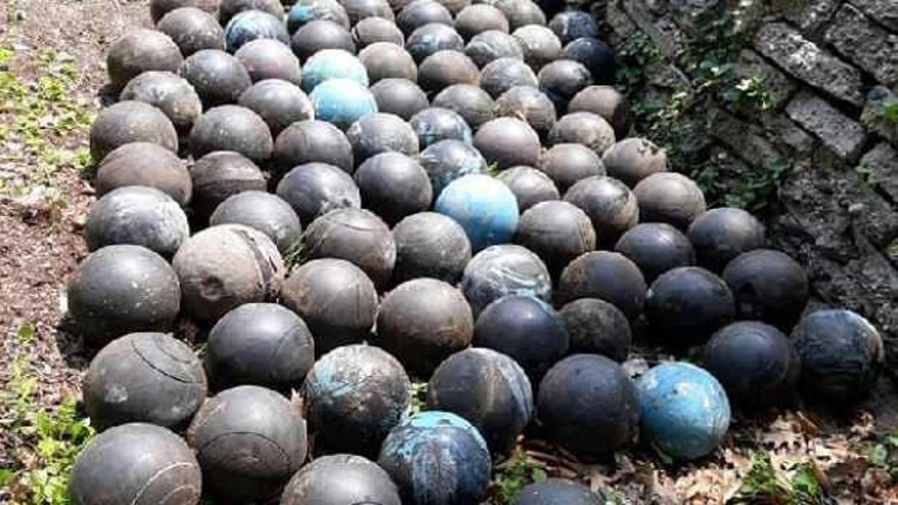 Merdivenlerini yenilemek için yıkan adam, toprağa gömülü 160 adet bowling topu buldu