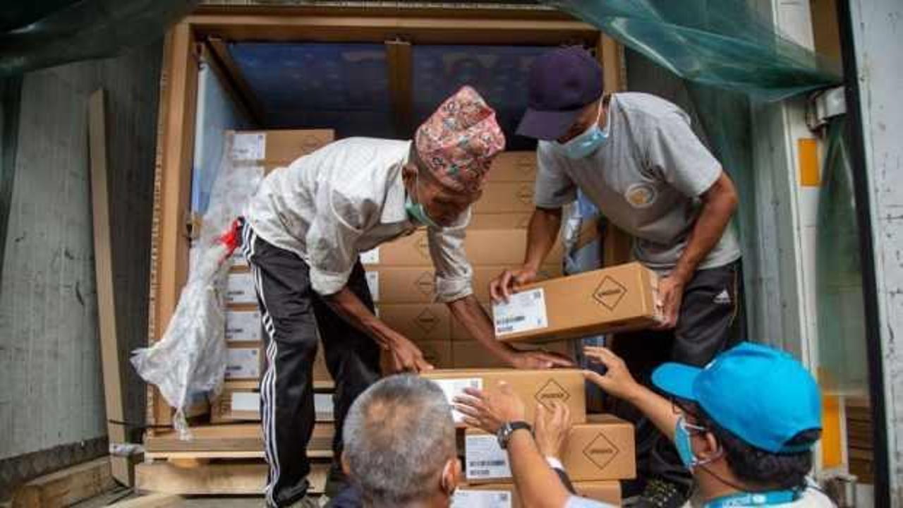 Nepal'e 1,5 milyon doz Johnson and Johnson aşısı ulaştı