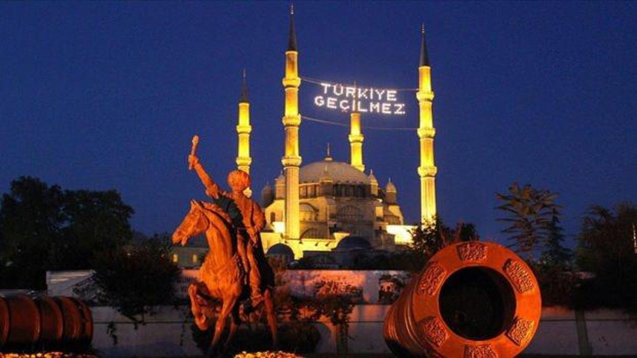Selimiye Camisi'ne 'Türkiye Geçilmez' yazılı mahya asıldı