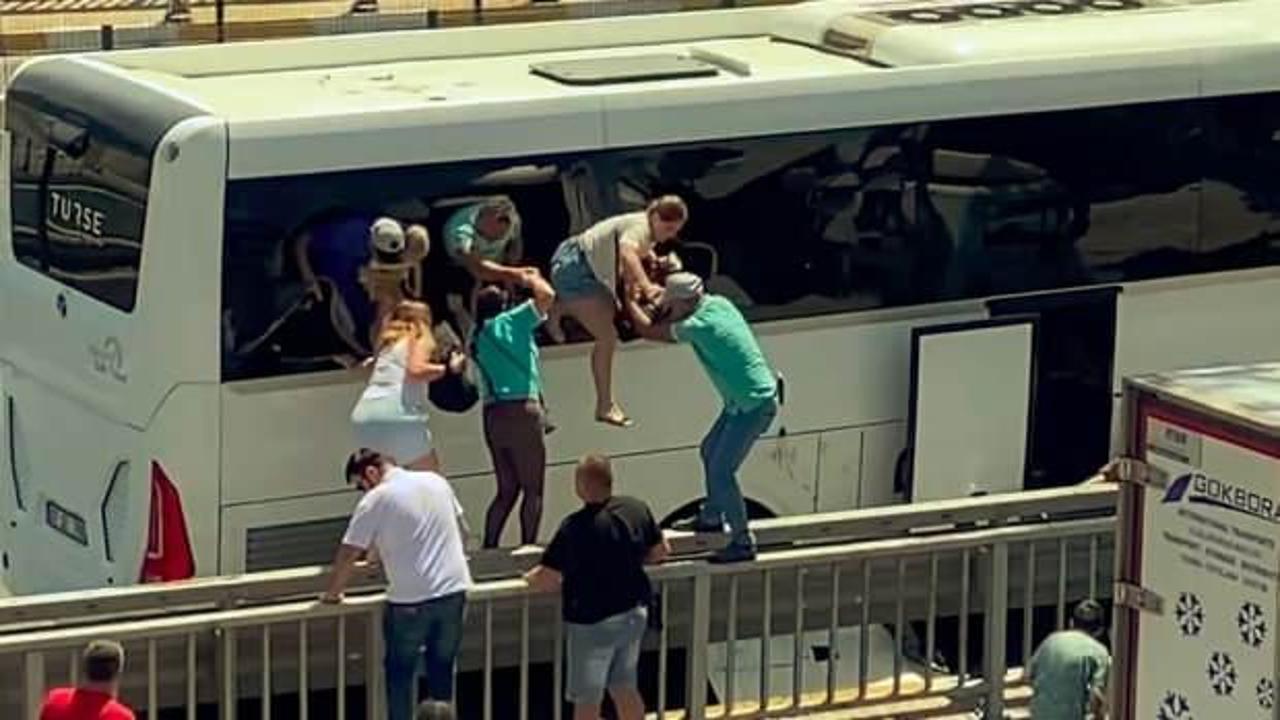 Turistler kaza yapan otobüsten camları kırıp kurtuldu