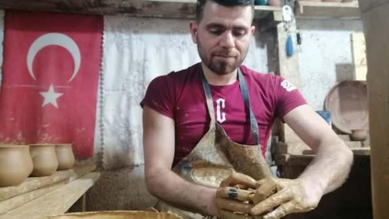 &Uuml;lkesinden ka&ccedil;arak geldi, dededen kalma ustalığını T&uuml;rkiye&rsquo;de s&uuml;rd&uuml;r&uuml;yor