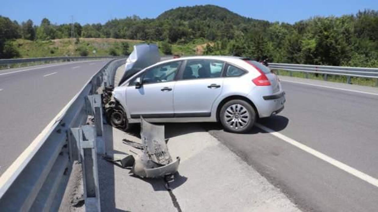 Yoldan çıkan otomobil bariyerlere çarptı: 4 yaralı
