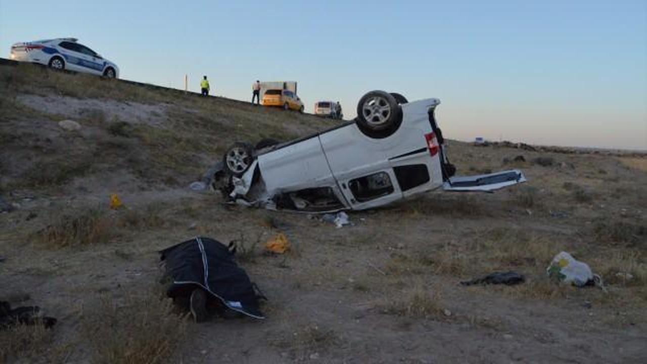 Aksaray’da feci kaza: Ticari araç otomobile arkadan çarptı!