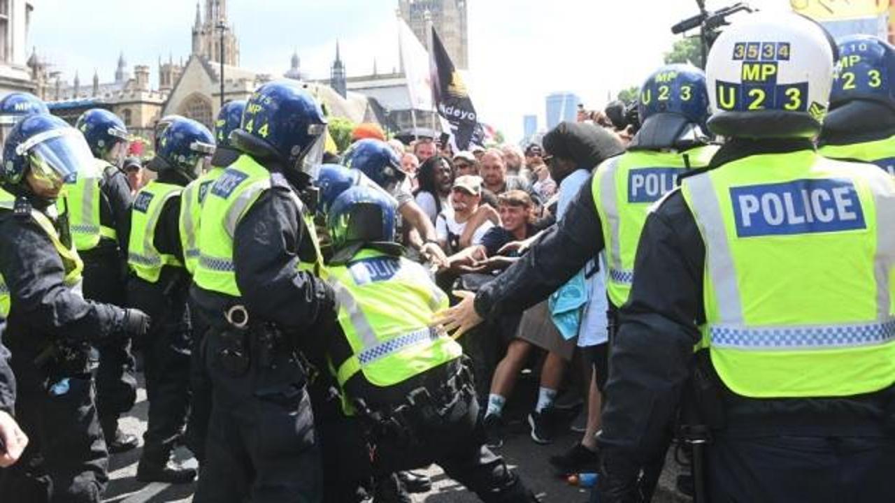 Aşı karşıtları Londra'yı birbirine kattı: 11 gözaltı 