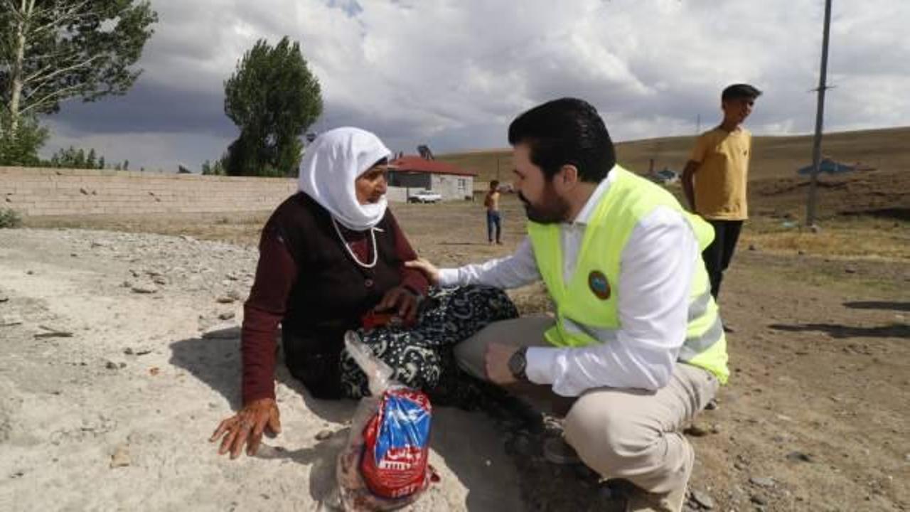 Başkan Sayan, kapı kapı dolaşarak kurban eti dağıttı