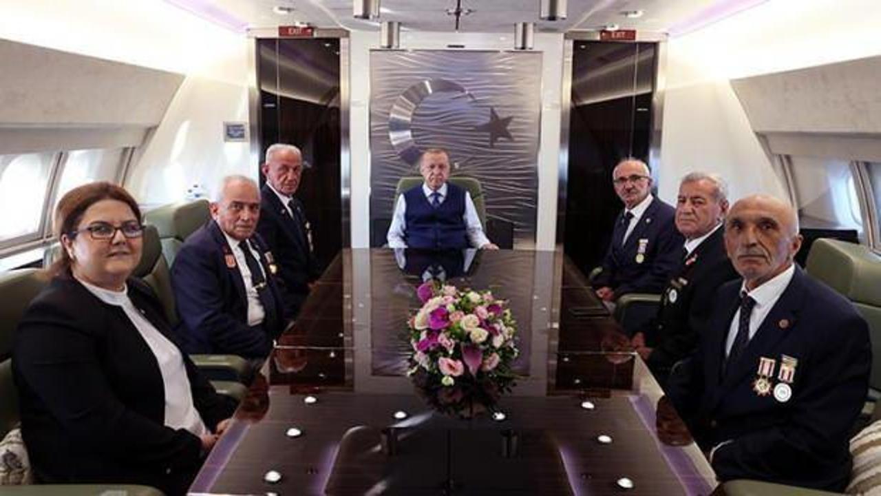 Cumhurbaşkanı Erdoğan, Kıbrıs gazileriyle uçakta bir araya geldi