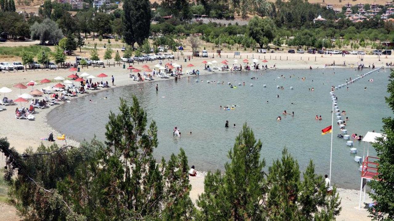Doğu'da tatilciler Hazar Gölü'nde serinliyor