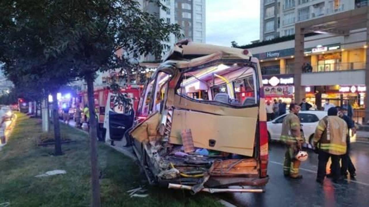 Gaziosmanpaşa'da freni boşalan kamyonet yolcu minibüsüne çarptı