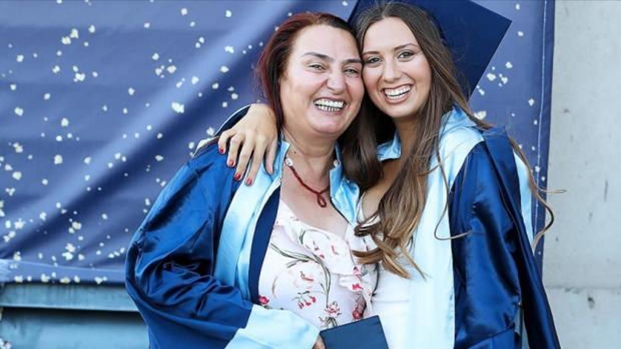 İzmir'de anne ile kızı aynı üniversiteden mezun oldu