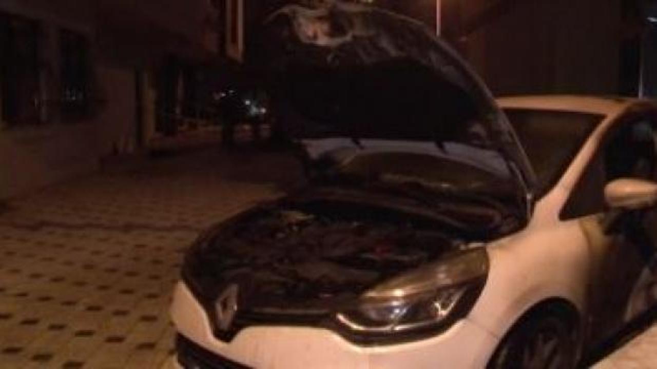 Kadıköy'de iki araç kundaklandı