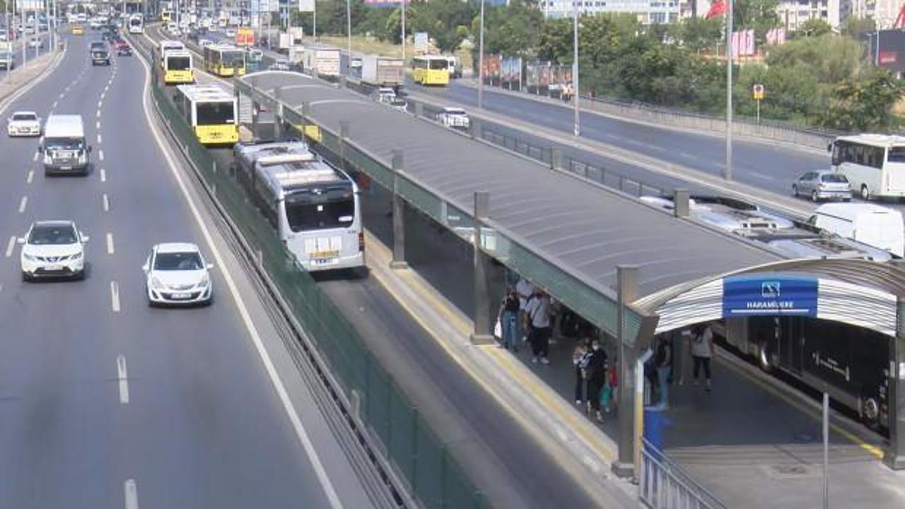 İstanbul'da aşırı sıcak hava yüzünden metrobüs yolundaki asfalt eridi