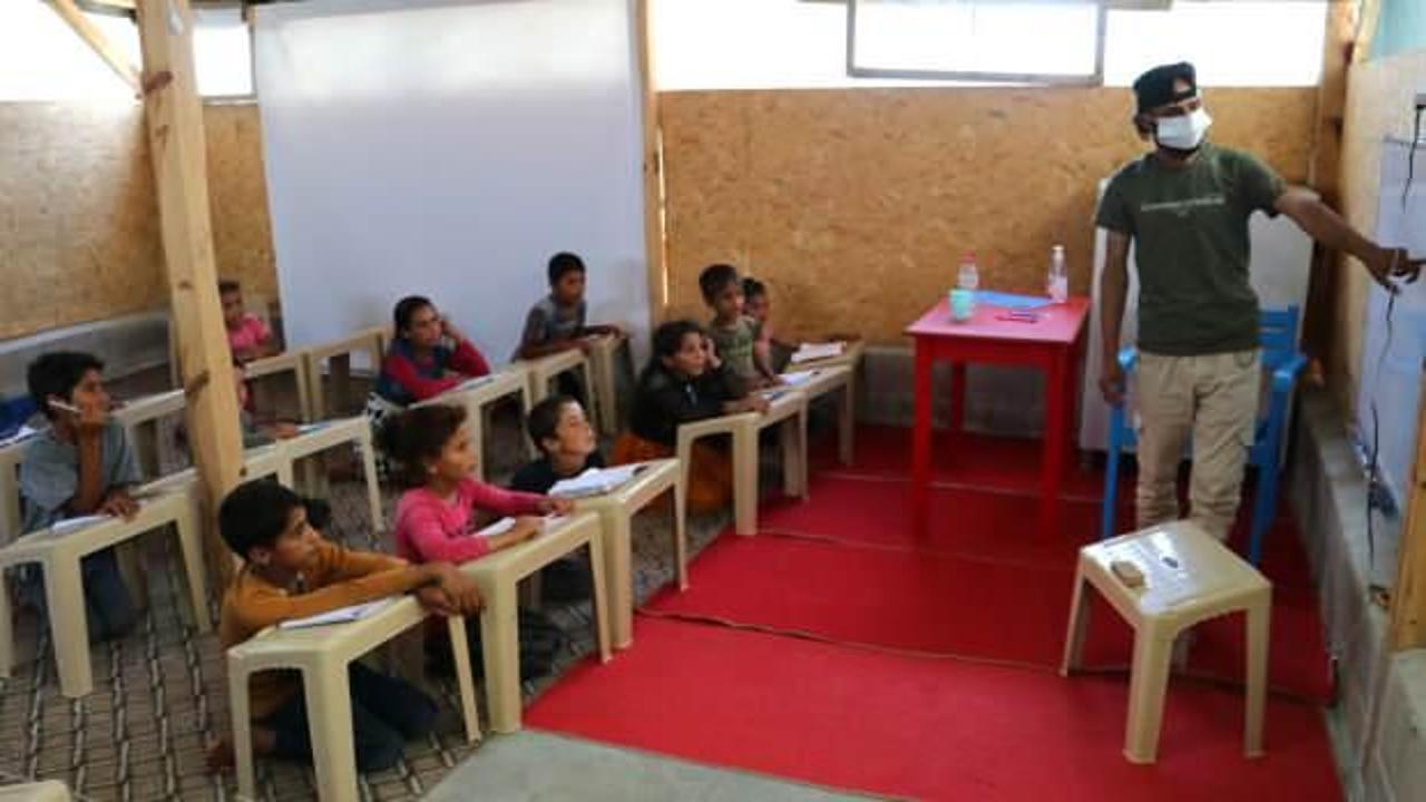 Suriye'deki savaştan kaçan hukuk öğrencisi, çadırda okuma yazma öğretiyor!