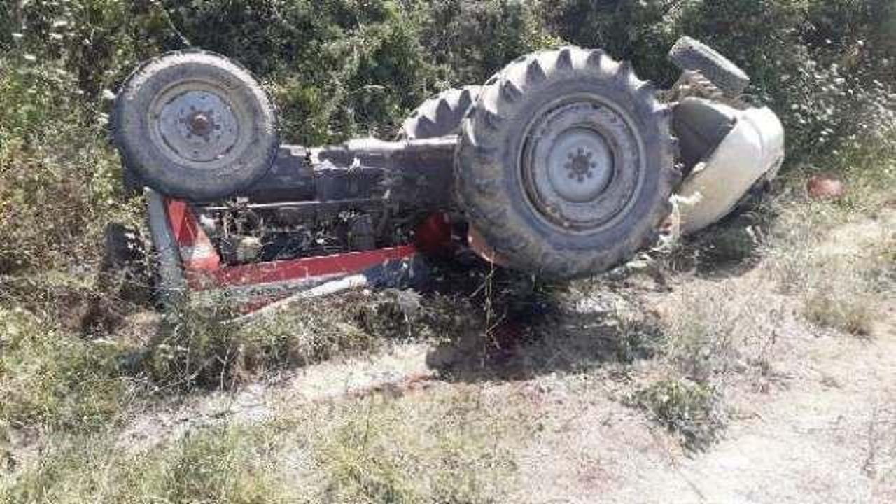 Devrilerek ters dönen traktörünün altında öldü