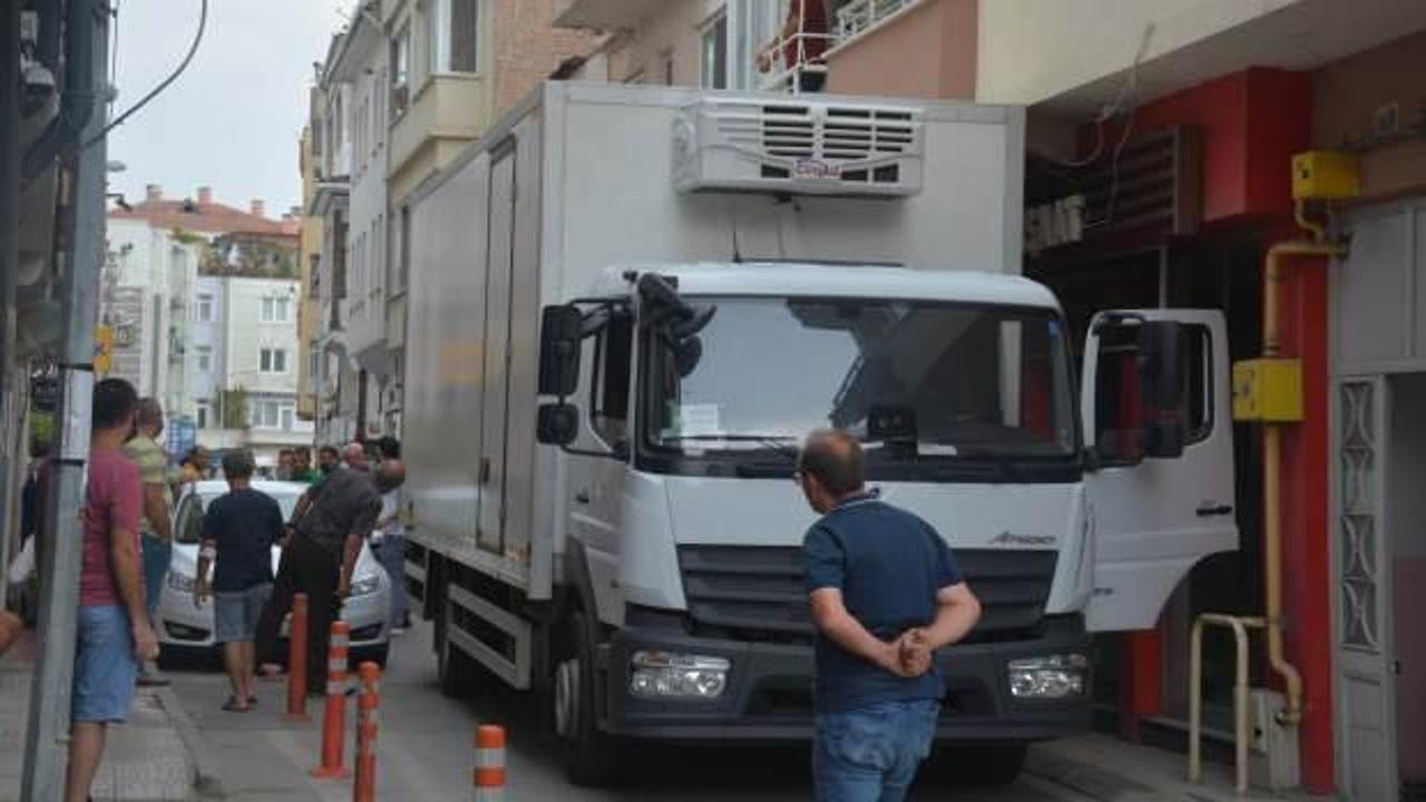 Hatalı park y&uuml;z&uuml;nden kamyon balkon altına sıkıştı   