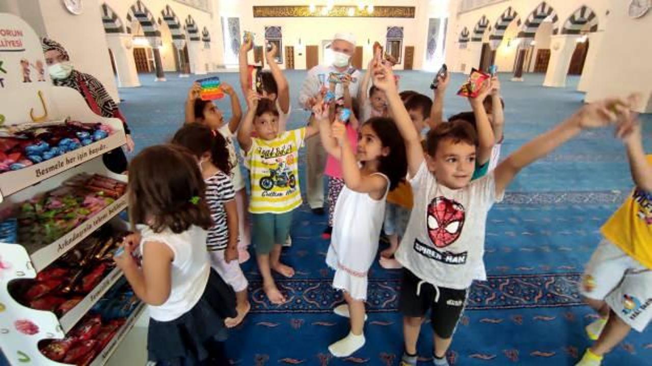Camiye &ccedil;ocuklar i&ccedil;in kurdu, &ccedil;ikolatacı hoca olarak anılıyor