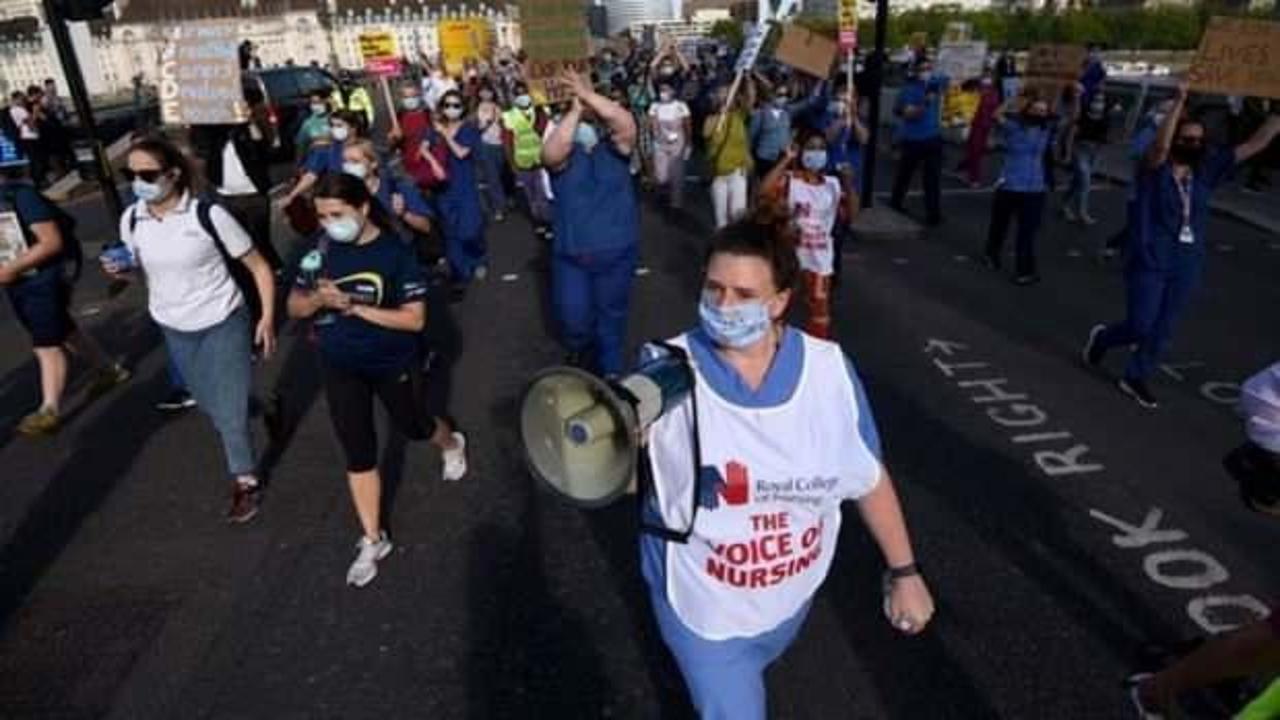 İngiltere'de sağlık çalışanları koruyucu ekipman eksikliğini protesto etti