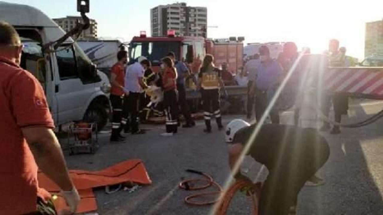 İşçileri taşıyan minibüse TIR çarptı: 3 ölü, 15 yaralı
