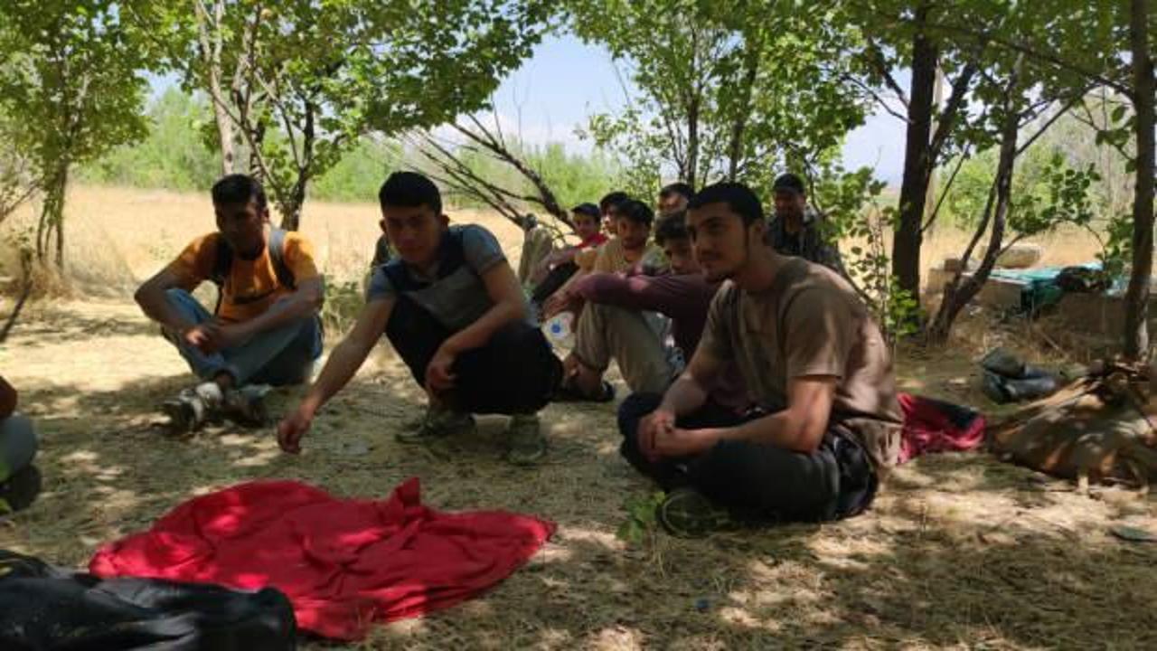 Ka&ccedil;ak g&ouml;&ccedil;menlerden yakalanmamak i&ccedil;in yeni taktik: &uuml;&ccedil;erli grup