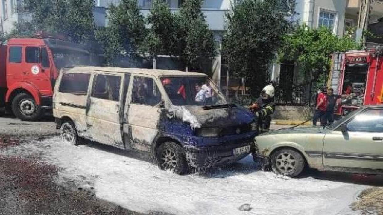 Minibüs park halindeki otomobile çarpıp, yandı
