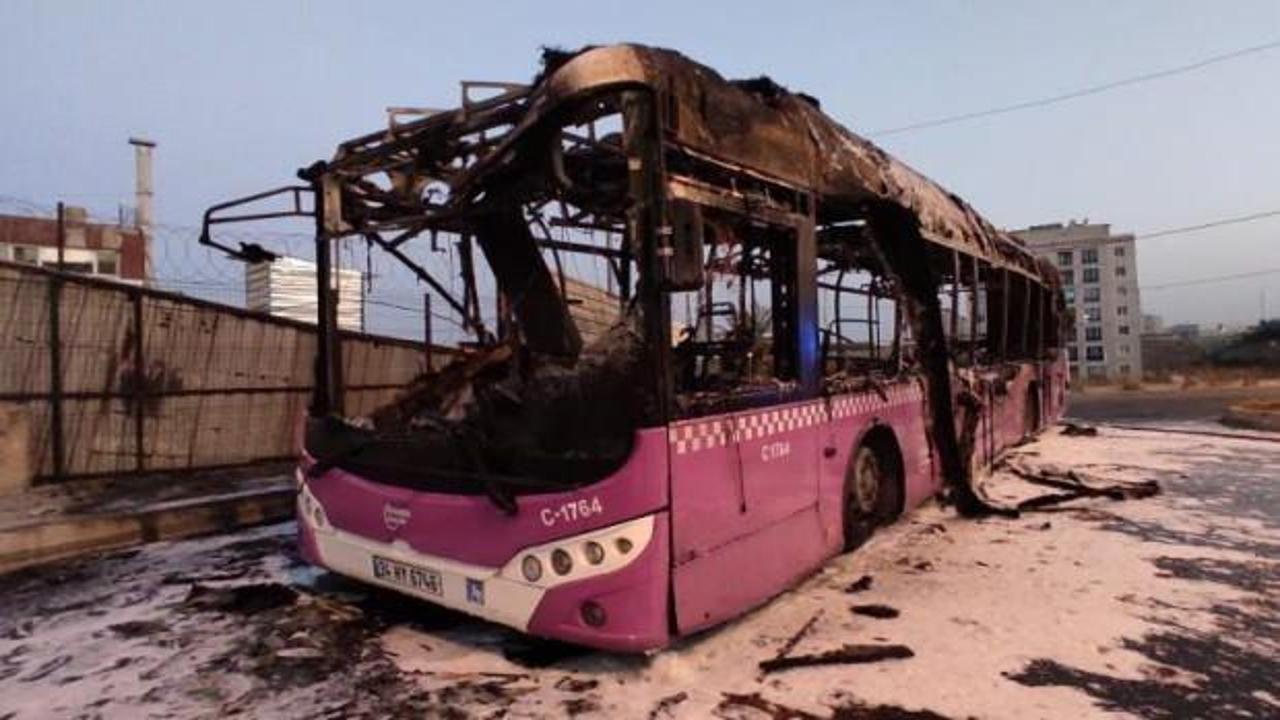 İETT otobüsü yanarak kullanılamaz hale geldi