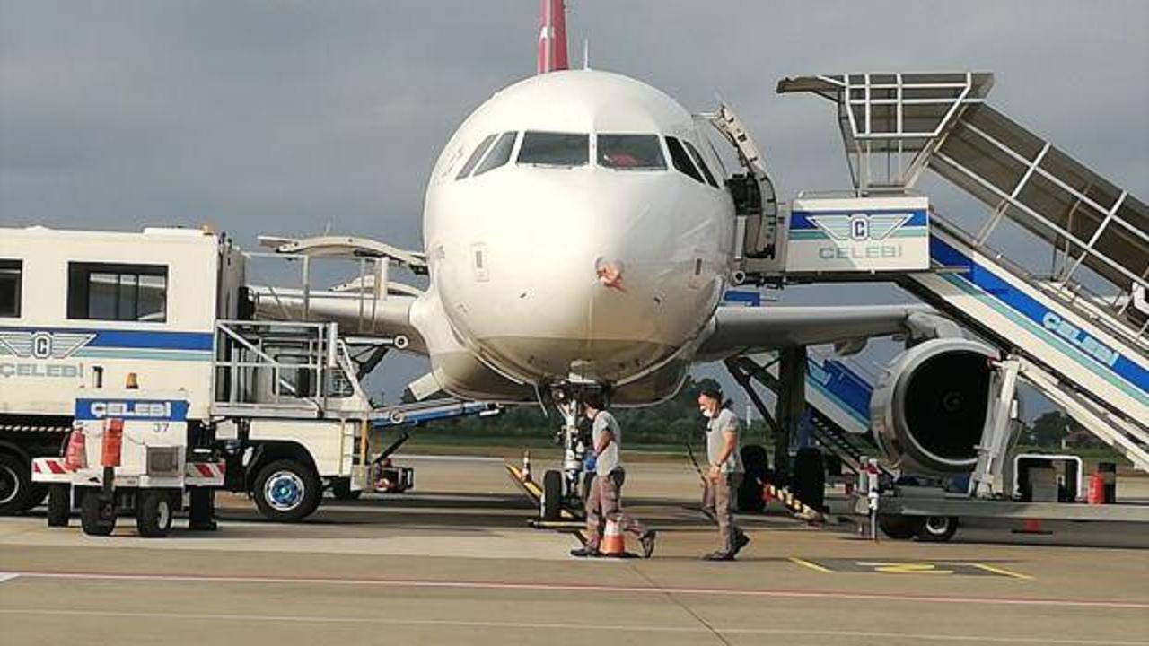 Samsun'da kuşa çarpan uçağın burnu içeri göçtü