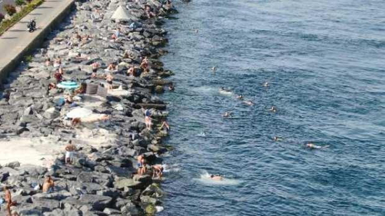Sıcaktan bunalanlar Sarayburnu Sahili'nde denize girdi