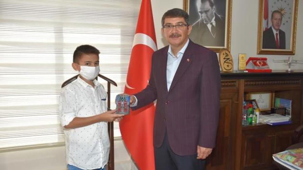 10 yaşındaki Alperen afetzedelere kumbarasını bağışladı